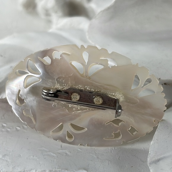 Vintage Mother of Pearl Brooch Hand Carved - Picture 4 of 7
